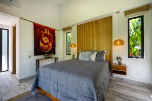 Postel nebo postele na pokoji v ubytování Synergy Retreats Costa Rica, Uvita, Puntarenas