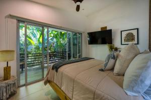 TV a/nebo společenská místnost v ubytování Synergy Retreats Costa Rica, Uvita, Puntarenas