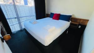 Postel nebo postele na pokoji v ubytování Bennetts Thermal Motor Inn
