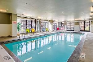 Bazén v ubytování Chelan Resort Suites - #110 nebo v jeho okolí