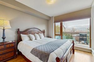 Postel nebo postele na pokoji v ubytování Chelan Resort Suites - #110