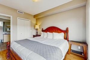 Postel nebo postele na pokoji v ubytování Chelan Resort Suites - #110
