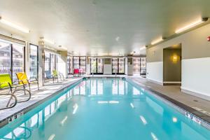 Bazén v ubytování Chelan Resort Suites - #110 nebo v jeho okolí
