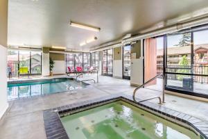 Bazén v ubytování Chelan Resort Suites - #110 nebo v jeho okolí