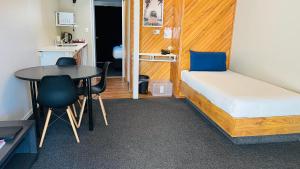 Postel nebo postele na pokoji v ubytování Bennetts Thermal Motor Inn