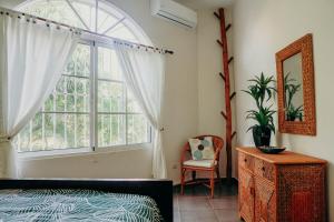Ένα ή περισσότερα κρεβάτια σε δωμάτιο στο Villa Esmeralda Peaceful 4BD BA Beach Home with Pool in Playa Laguna +67 φωτογραφίες