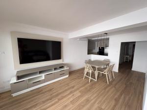 a living room with a television and a table at Le bateau immobile in Salou