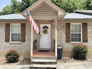 una casa con una bandera americana delante de ella en Charming Townhouse Near Lake, en Guntersville