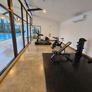 雅科A short walk from the sea - 2 bedrooms - 2 beds - 2 bathrooms的健身房设有跑步机,健身房提供健身自行车