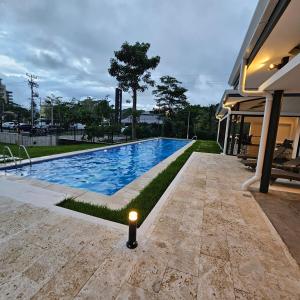 雅科A short walk from the sea - 2 bedrooms - 2 beds - 2 bathrooms的一座房子旁带灯光的游泳池