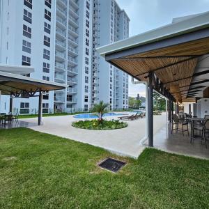 雅科A short walk from the sea - 2 bedrooms - 2 beds - 2 bathrooms的一个带桌椅的庭院和建筑