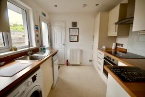 una cocina con fregadero y encimera en 'Edgewood' - spacious detached bungalow, en Inverness