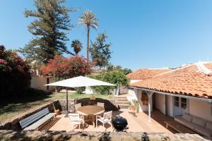 eine Terrasse mit Tisch und Sonnenschirm in der Unterkunft La Casita, in the heart of Puerto De la Cruz in Puerto de la Cruz