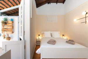 ein Schlafzimmer mit einem weißen Bett in einem Zimmer in der Unterkunft La Casita, in the heart of Puerto De la Cruz in Puerto de la Cruz