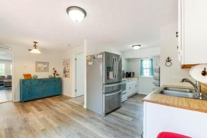 Dapur atau dapur kecil di Adorable Cottage Fire Pit, Walk to Colonial Beach