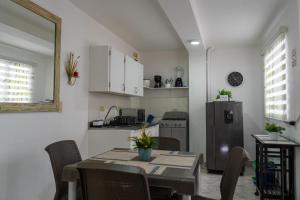 a kitchen with a table with chairs and a refrigerator at Apartamento Parque de Guatapé in Guatapé