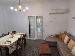 Ruang duduk di Dr Nikos House