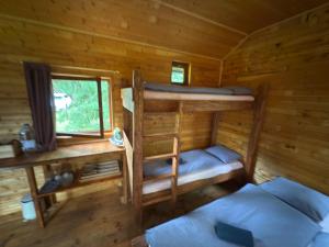 Letto o letti in una camera di Chaloupka na jehličí