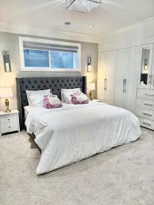 Ένα ή περισσότερα κρεβάτια σε δωμάτιο στο Luxury Chestermere Retreat