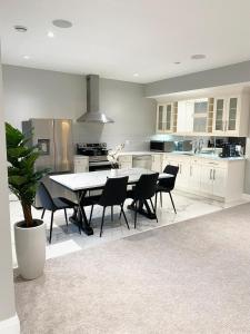 Η κουζίνα ή μικρή κουζίνα στο Luxury Chestermere Retreat