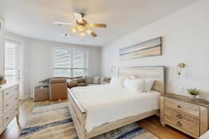 ホースシュー・ベイにあるThe Waters Condo - Lakefront Oasisのベッドと天井扇風機のある寝室 +21枚の写真