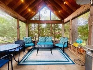 Istumisnurk majutusasutuses Kentucky Lake Family Cabin! Pet Friendly