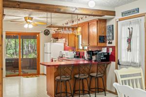 Η κουζίνα ή μικρή κουζίνα στο Shady Pines by AvantStay Enclosed Porch Game Rooms LakeBeach Access