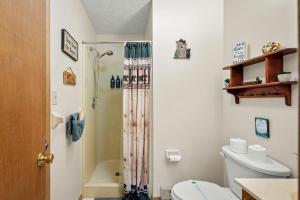 Ένα μπάνιο στο Shady Pines by AvantStay Enclosed Porch Game Rooms LakeBeach Access +96 φωτογραφίες