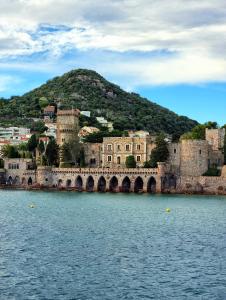 un ponte sull'acqua di fronte a un castello di L'Orée du Golf a Mandelieu La Napoule