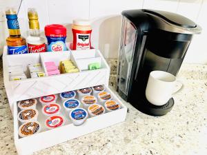 Kohvi ja tee valmistamise võimalus majutusasutuses Kentucky Lake Family Cabin! Pet Friendly