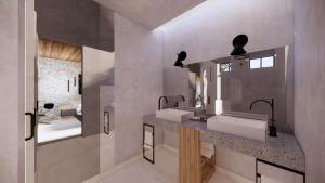 Un baño con dos lavabos y un espejo. en Finca N6 Hotel Boutique, en Ensenada