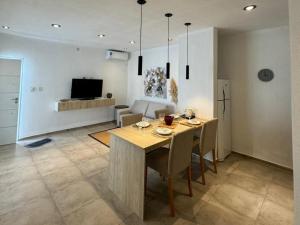 a kitchen and dining room with a table and chairs at Departamento Moderno y acogedor Villa María in Villa María