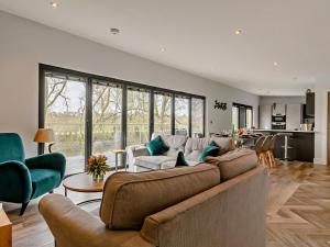 Istumisnurk majutusasutuses 4 bed property in Worcester 91592