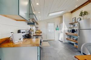 Η κουζίνα ή μικρή κουζίνα στο Bay Cabin