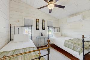 Ένα ή περισσότερα κρεβάτια σε δωμάτιο στο Bay Cabin