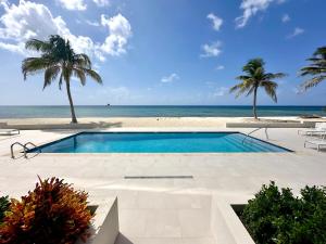 Bazén v ubytování Silver Reef 3 Oceanfront Condo nebo v jeho okolí
