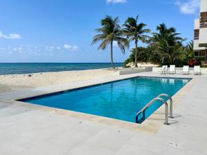 Bazén v ubytování Silver Reef 3 Oceanfront Condo nebo v jeho okolí