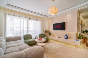 Uma televisão e/ou sistema de entretenimento em Kasbel 2 Appart & Pool