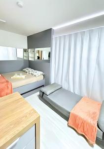 Un dormitorio con dos camas y una mesa. en Estudio Executivo com Wi-Fi Cozinha e Metro Centro SP, en São Paulo