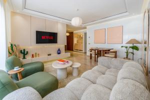 uma sala de estar com um sofá e uma mesa em Kasbel 2 Appart & Pool em Marraquexe