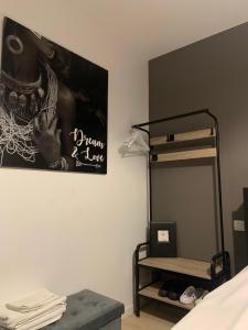 una camera con letto a castello e specchio di La petite Clavette a Clavette