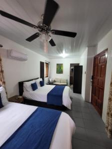 Postel nebo postele na pokoji v ubytování Hotel Villa Prats + 37 fotografií