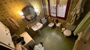 a bathroom with two sinks and a toilet and a mirror at La sal de Terreros in San Juan de los Terreros +3 photos