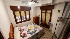 a bedroom with a bed with flowers on it at La sal de Terreros in San Juan de los Terreros