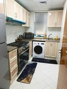Dapur atau dapur kecil di Ajman Family Holiday homes VIP Two rooms, a large hall and a fully equipped kitchen that can accommodate 7 people and children
