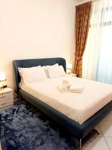 Katil atau katil-katil dalam bilik di Ajman Family Holiday homes VIP Two rooms, a large hall and a fully equipped kitchen that can accommodate 7 people and children