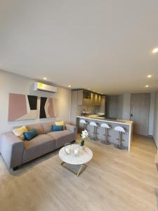 Et opholdsområde på Apartamento con balcón y vista al lago