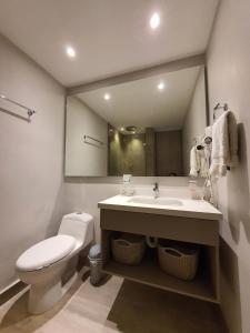 Et badeværelse på Apartamento con balcón y vista al lago