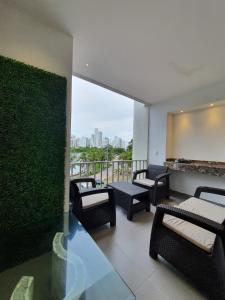 Et opholdsområde på Apartamento con balcón y vista al lago