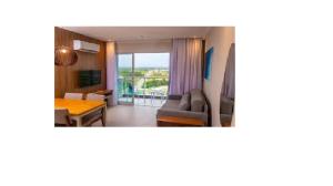 ein Wohnzimmer mit Couch und Tisch in der Unterkunft Aqualand Resort in Salinópolis